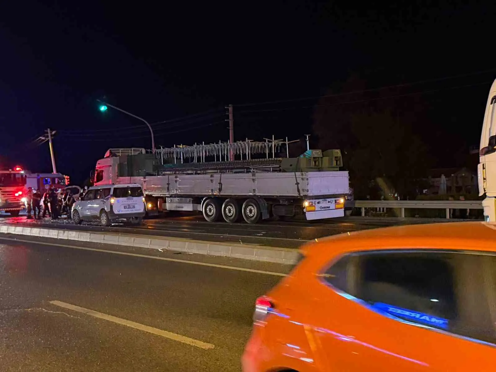 Aliağa’da gece yarısı dehşeti: Kırmızı ışıkta bekleyen araçlara tır daldı