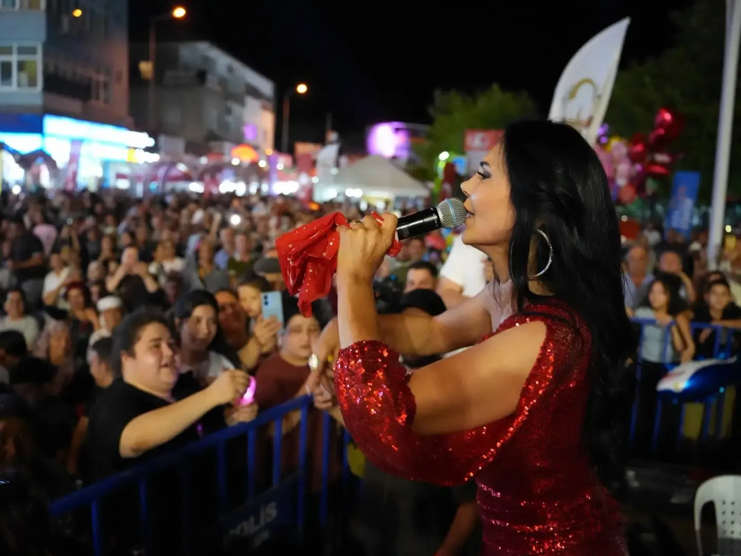 Koçarlı’da fıstık tadında eğlence: Ayşe Dinçer rüzgarı esti