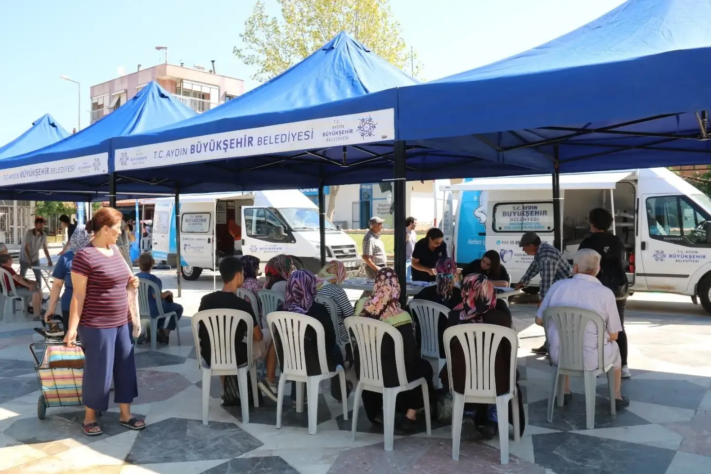 Yenipazar’da hizmet seferberliği: Sağlık ve uygun fiyatlı gıda vatandaşın ayağına geldi