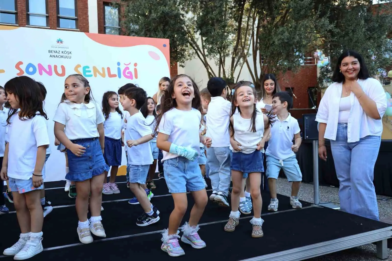 Minik Ekonomililer için büyük gün: Beyaz Köşk'te mezuniyet şöleni