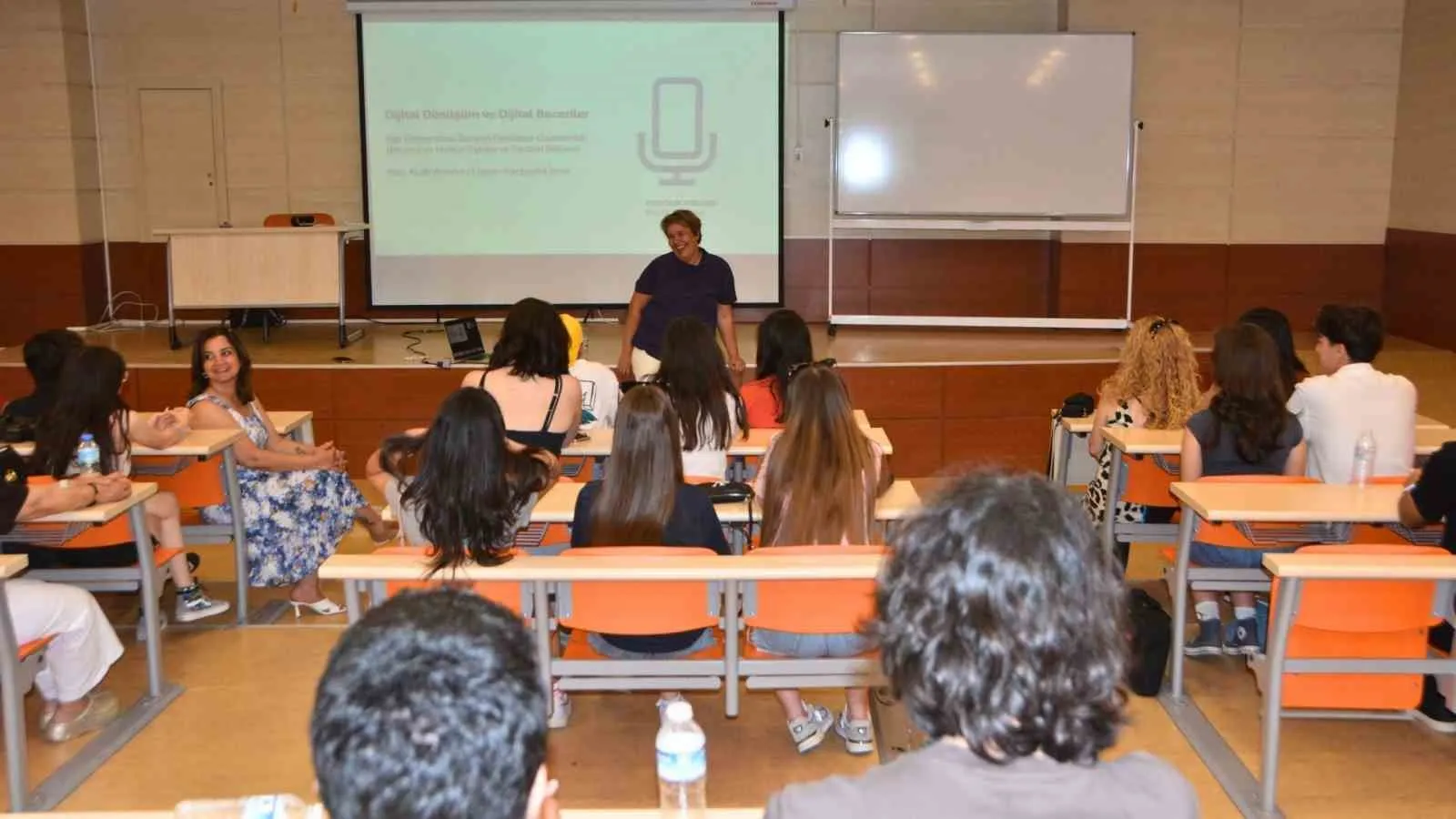 Ekran başındaki gençlere profesyonel rehberlik: Ege Üniversitesi’nden dijital dönüşüm hamlesi