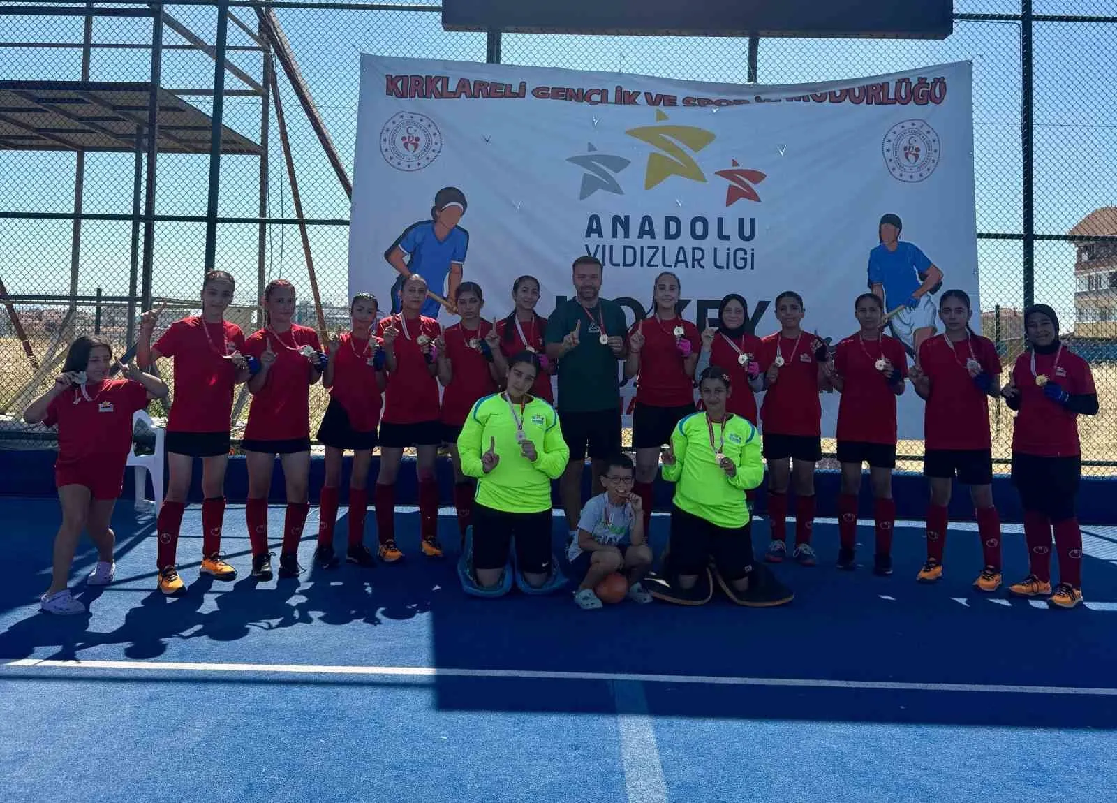 Manisa’nın hokeydeki altın kızları: Sahayı rakiplerine dar ettiler