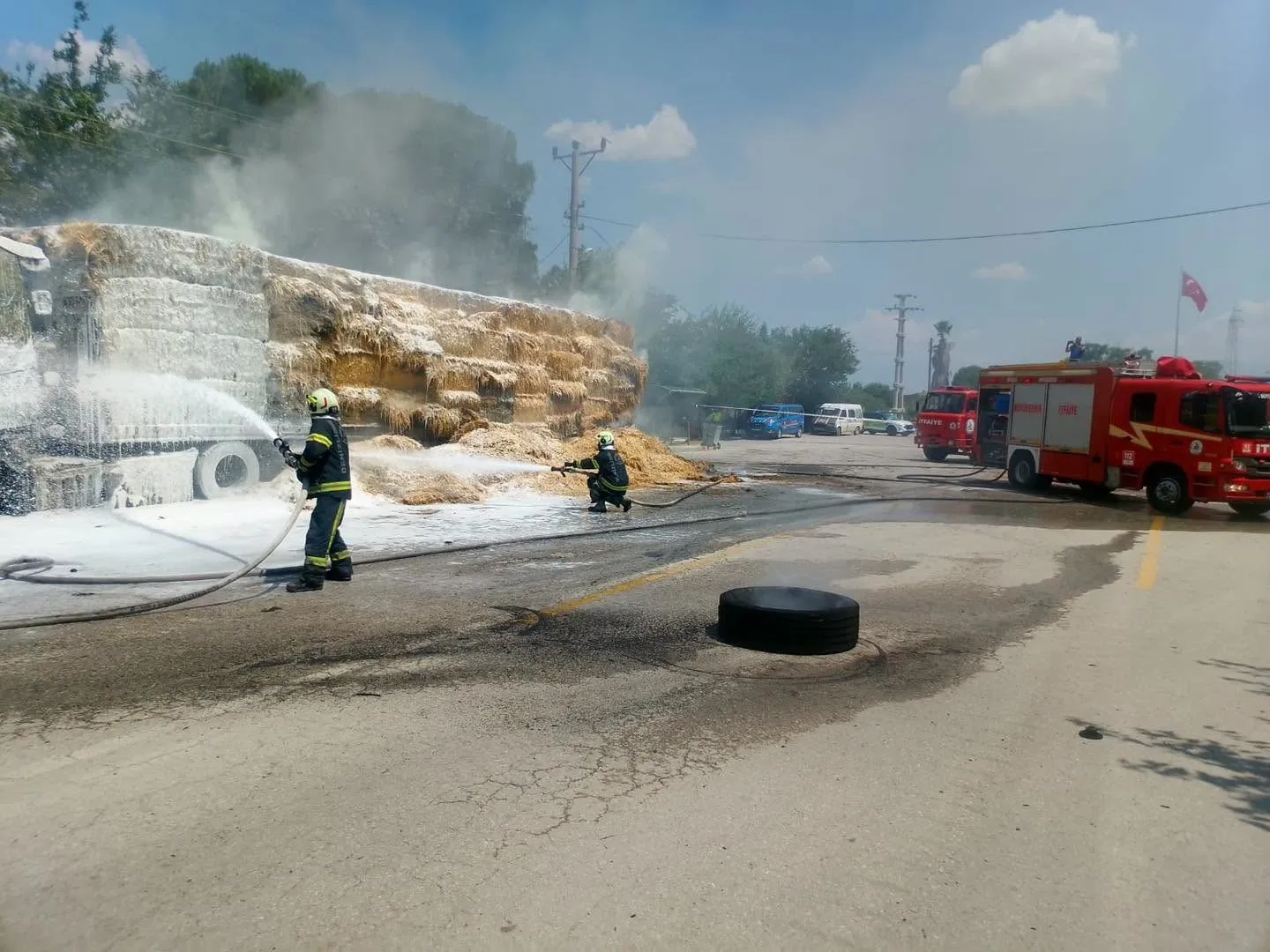 Denizli'de dehşet anları: Seyir halindeki tır alevlere teslim oldu