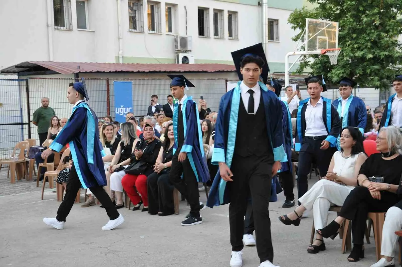 Salihli'de gençlerin büyük günü: 102 öğrenci mezuniyet coşkusunu yaşadı