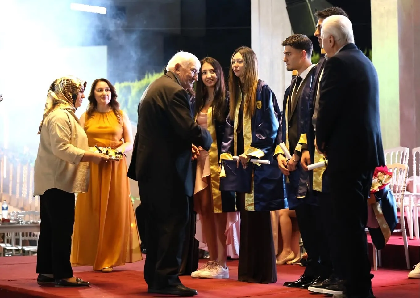 Gençlere veda ederken nasihat etti: Hatıralarınızı yazın, hedeflerinizden kopmayın
