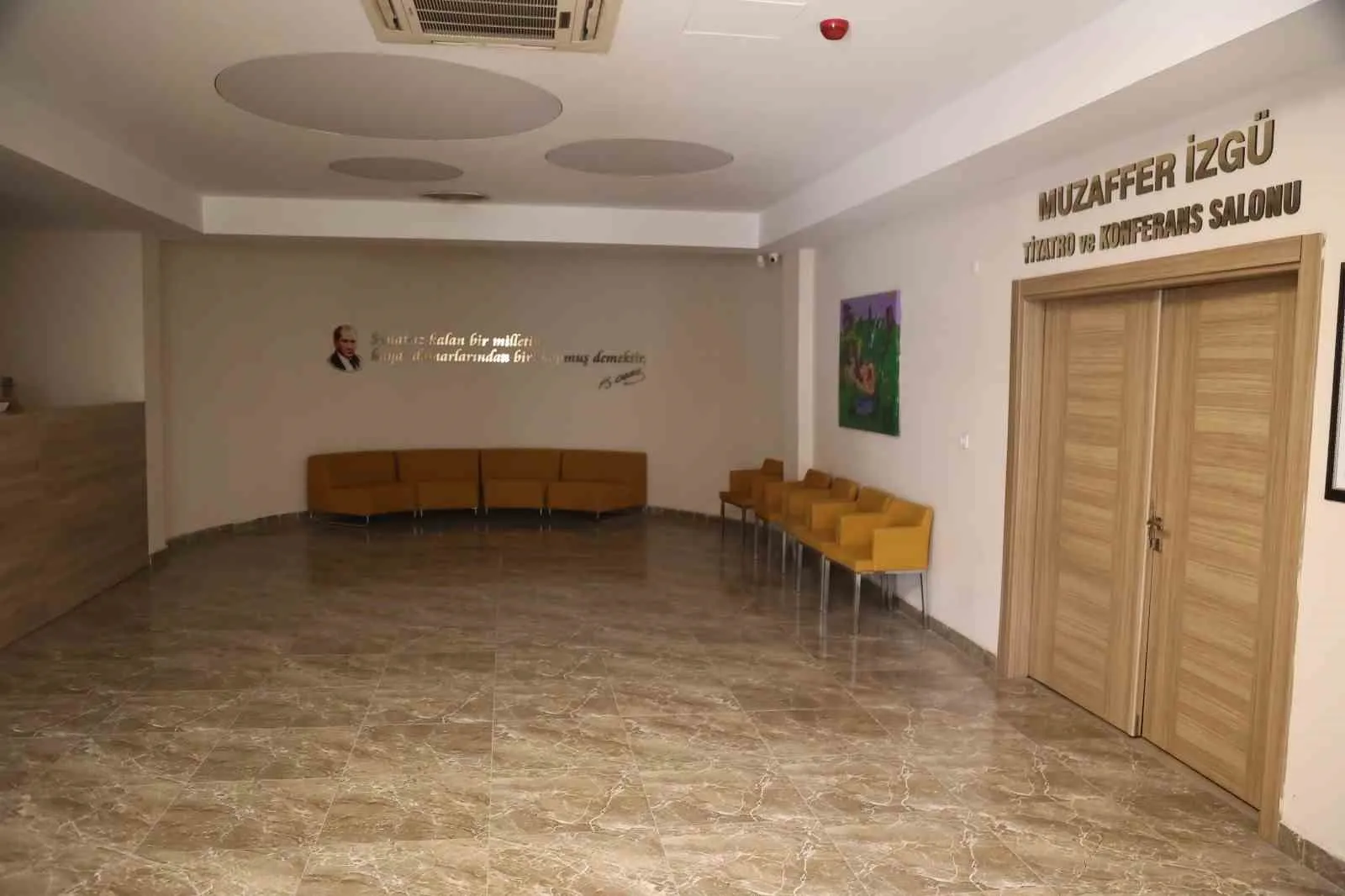 Efeler'de sanatın yeni adresi kapılarını açıyor: Muzaffer İzgü Salonu yenilendi