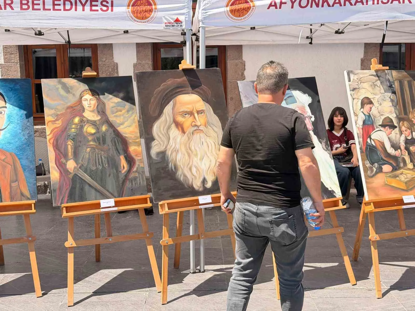 Afyonkarahisar'ın meydanında sanat rüzgarı: Genç yetenekler hünerlerini sergiledi