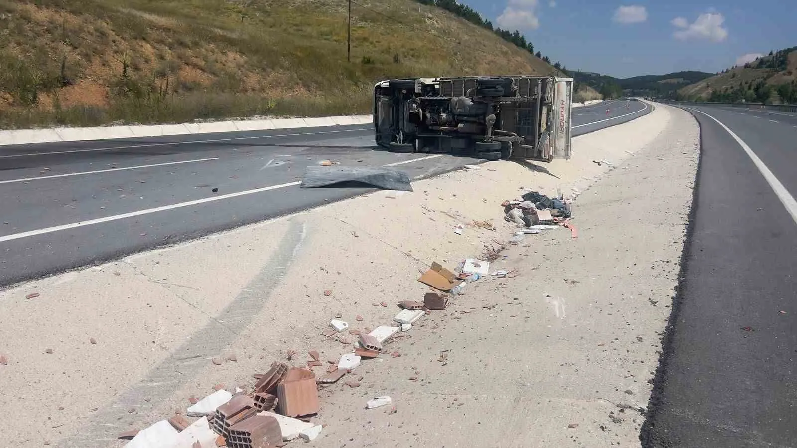 Afyonkarahisar'da trafik kazası: Yüklü kamyonet devrildi, üç kişi hastanelik oldu