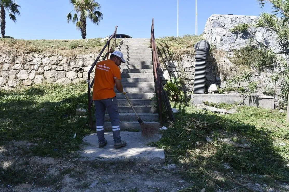 Kuşadası’nda estetik dokunuş: Yeşil alanlar yaza pırıl pırıl giriyor