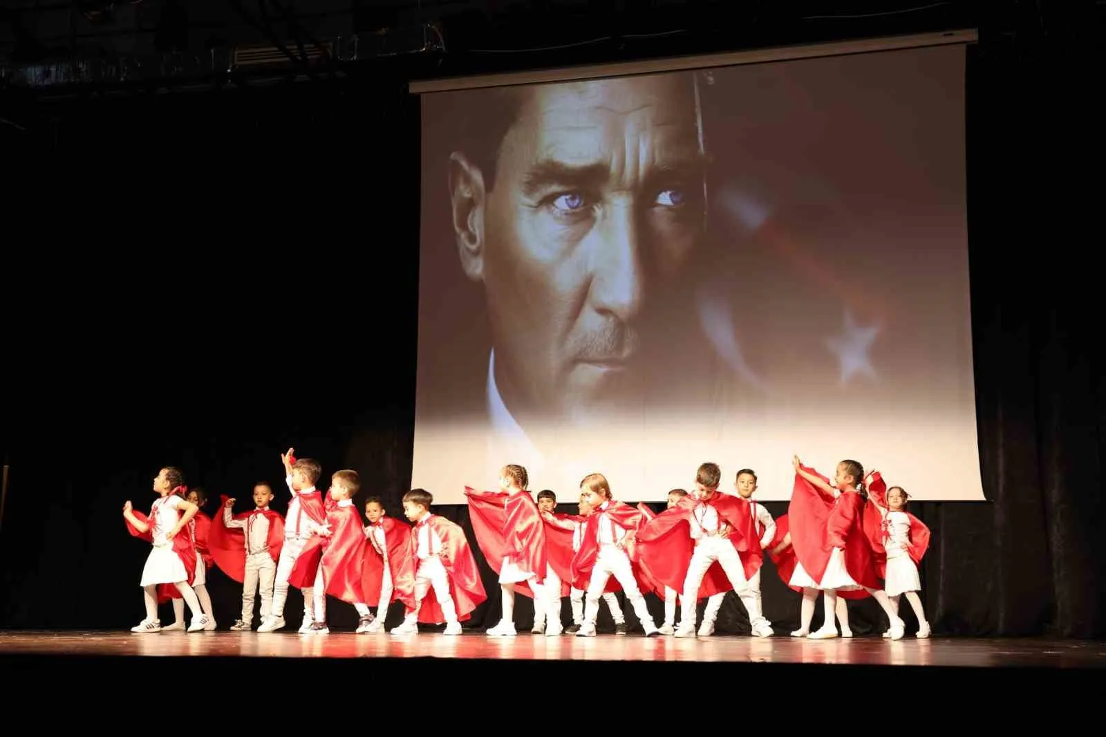 Miniklerden dev performans: Denizli OSB’de mezuniyet heyecanı zirveye çıktı