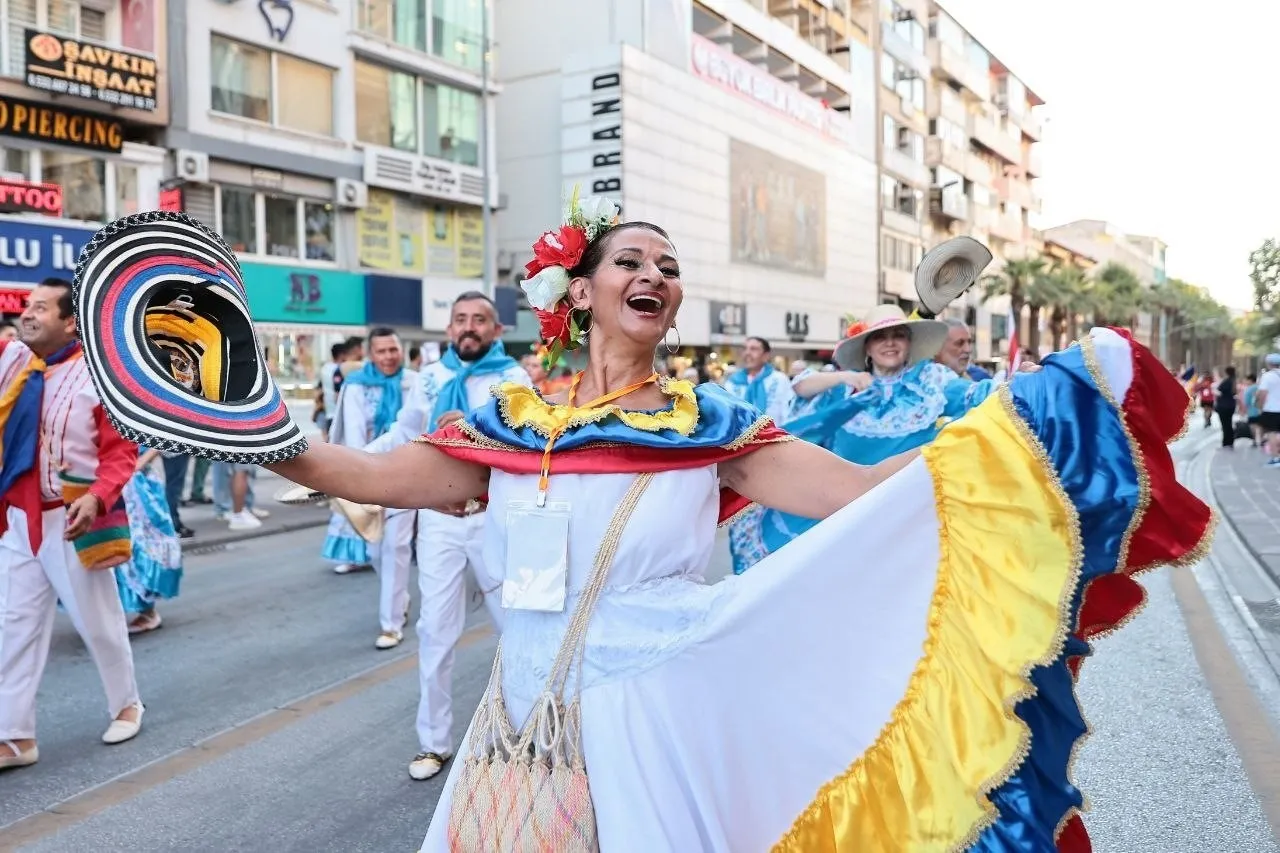 Denizli’de kıtalar buluştu: 20. Uluslararası Halk Dansları Festivali coşkuyla start verdi