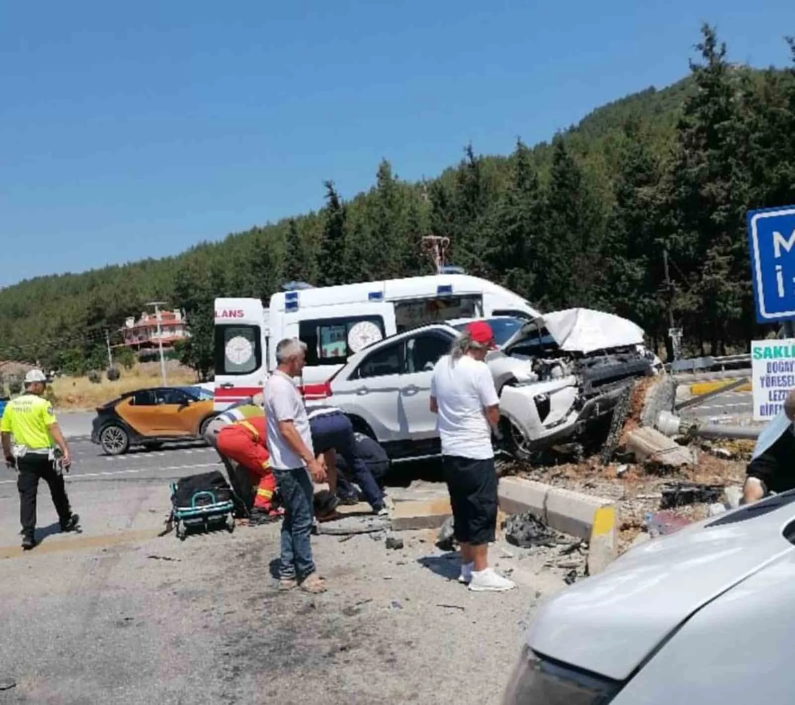 Ula’da trafik ışıklarında korkutan kaza: 4 yaralı