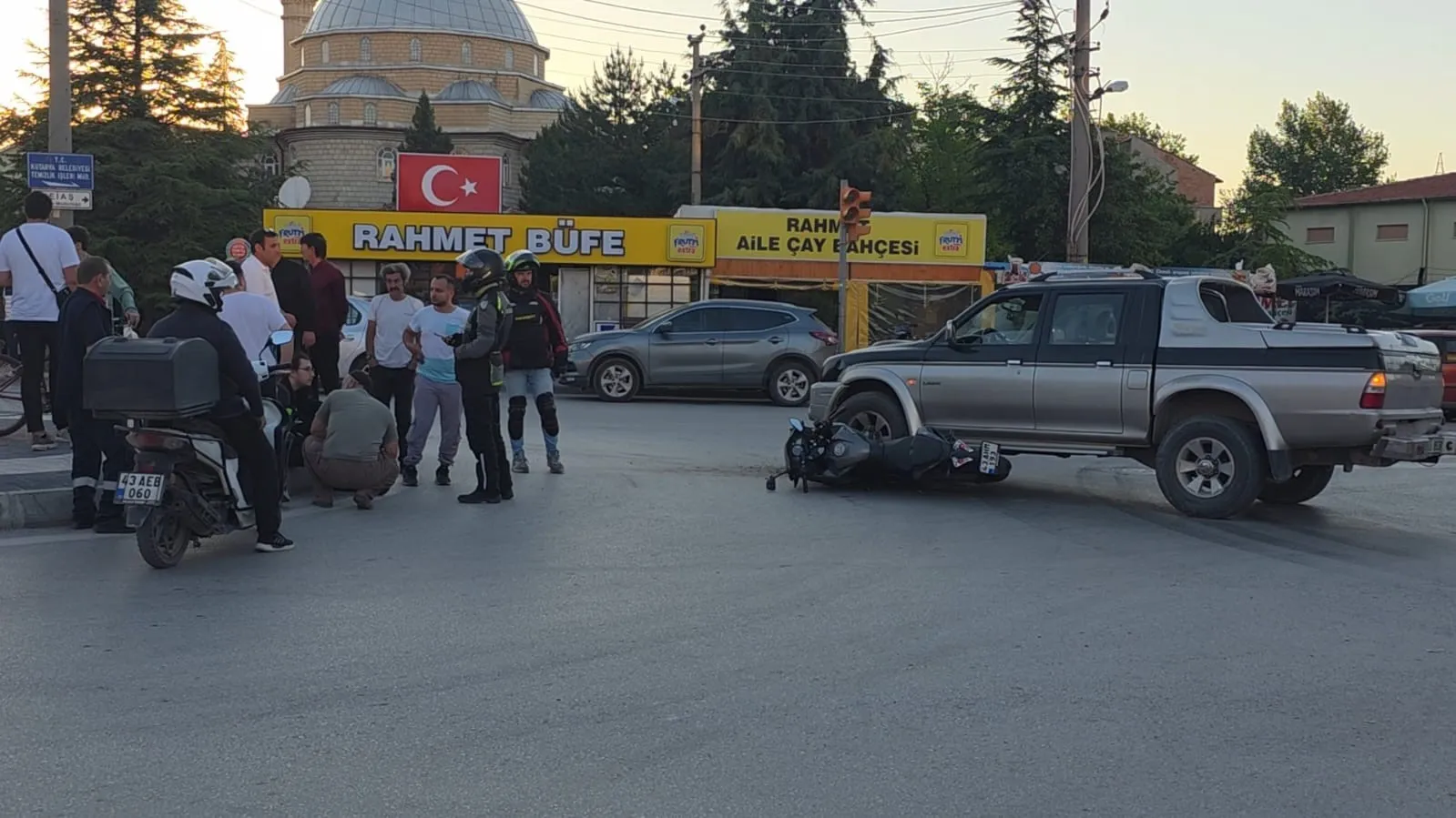 Kütahya trafiğinde korkutan kaza: Kavşakta motosiklet ve cip çarpıştı