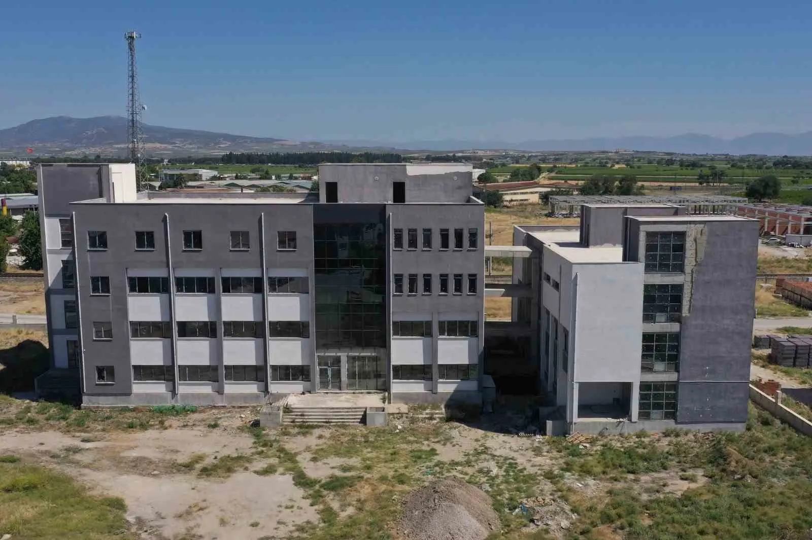 Saruhanlı’nın eğitim vizyonuna dev yatırım: Rektör Kibar inşaat alanını denetledi