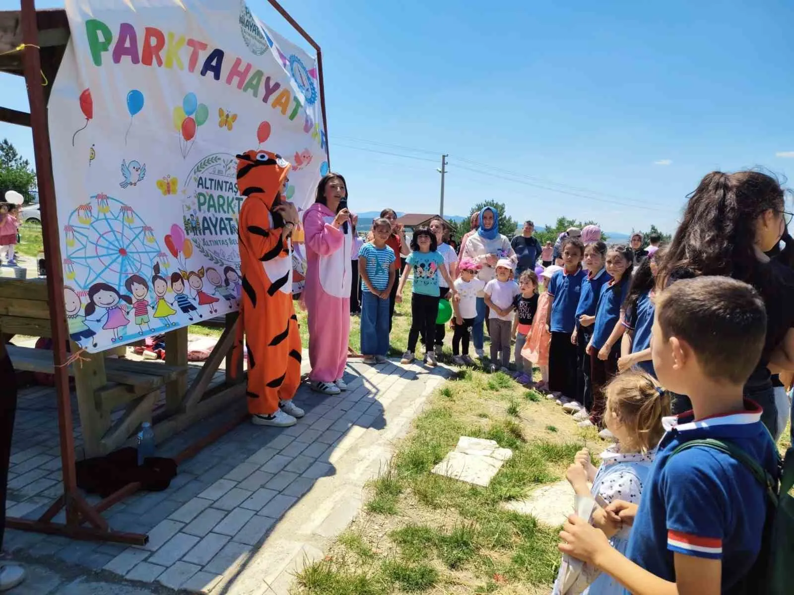 Altıntaş’ta çocukların neşesi parklara taştı: Bir günlüğüne masal dünyasına yolculuk