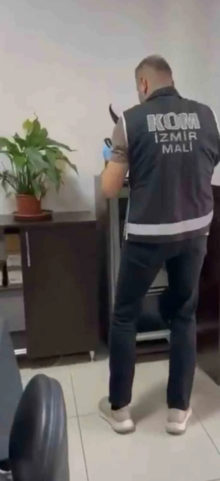 İzmir'deki rüşvet operasyonunda makam odasından çıkanlar şaşırttı