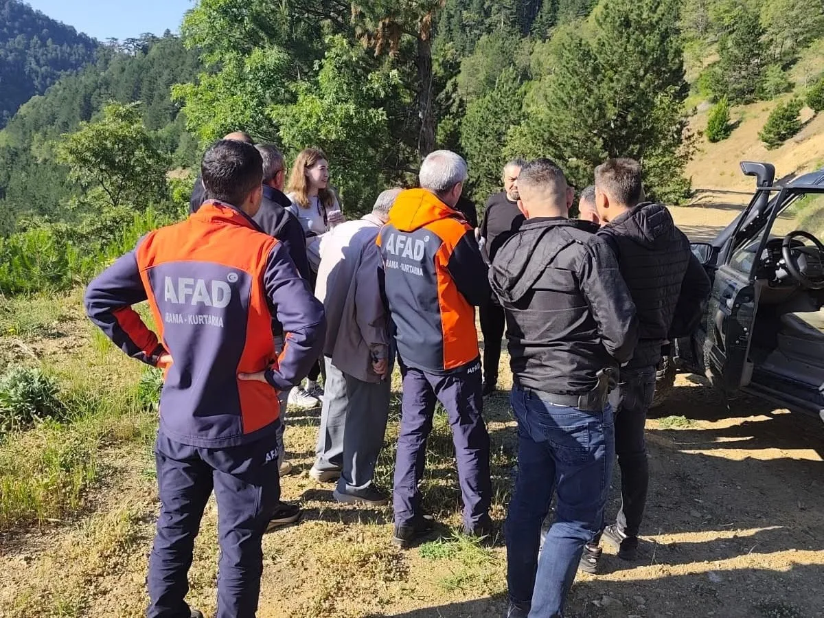 Simav Dağı'nda endişeli bekleyiş mutlu bitti: Çamura saplanan araçta mahsur kalmışlardı