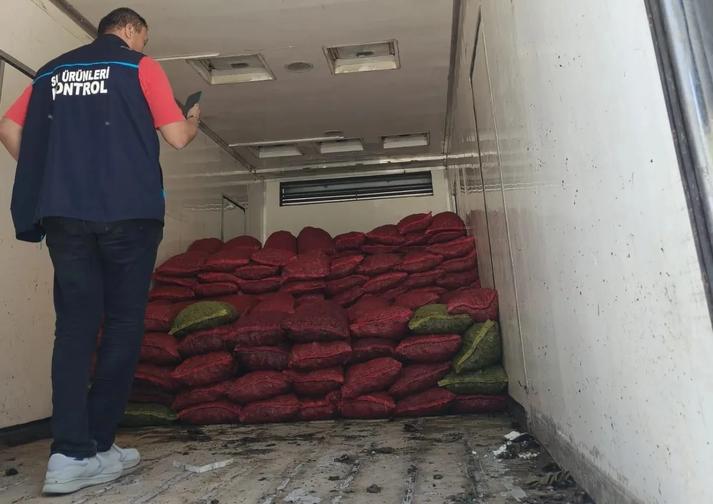 Sofralara ulaşmadan yakalandı: 4 tonluk kaçak sevkiyata jandarma engeli