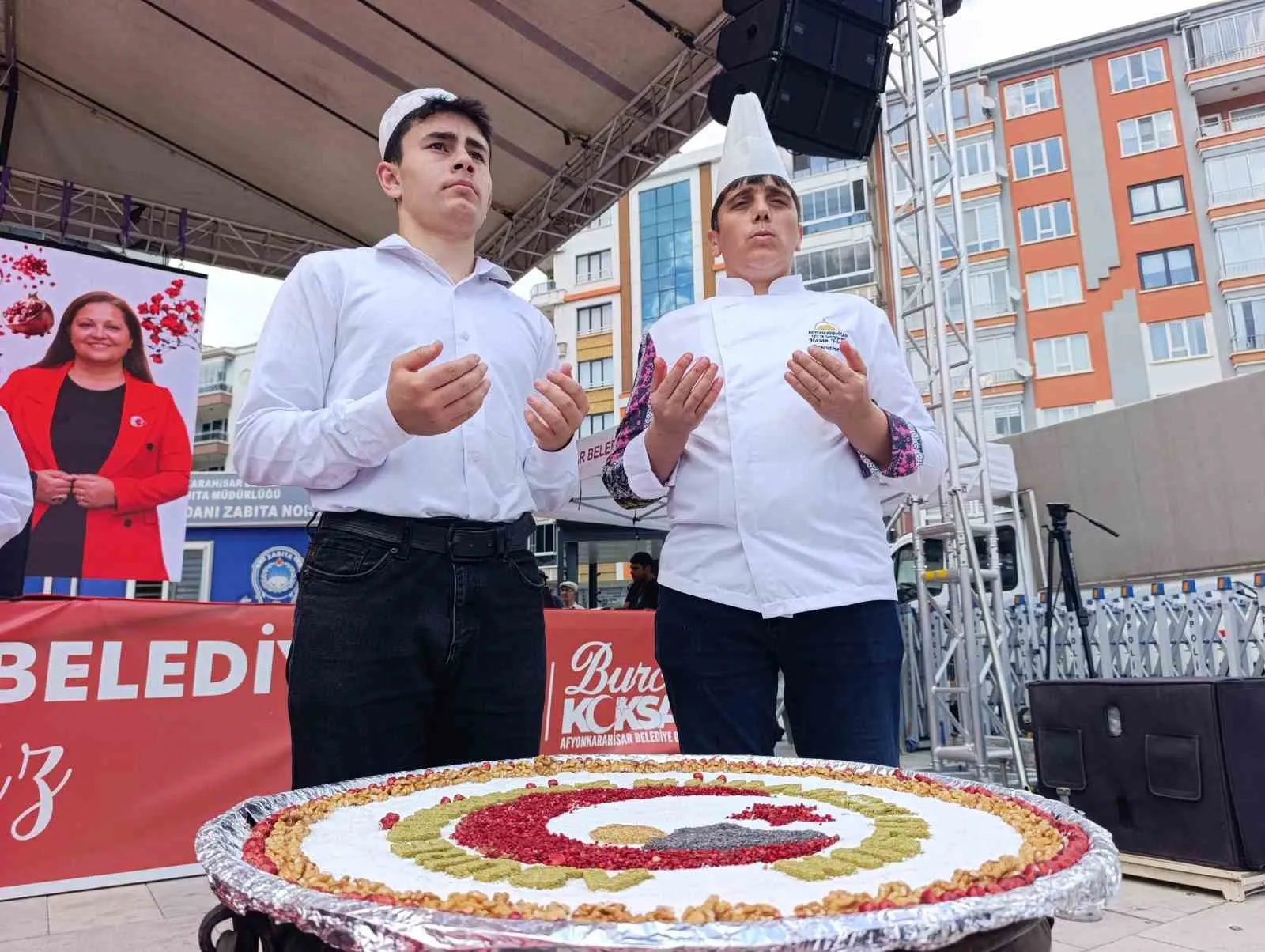 Afyonkarahisar’da 500 yıllık manevi miras: 50 bin kap aşure dualarla ikram edildi