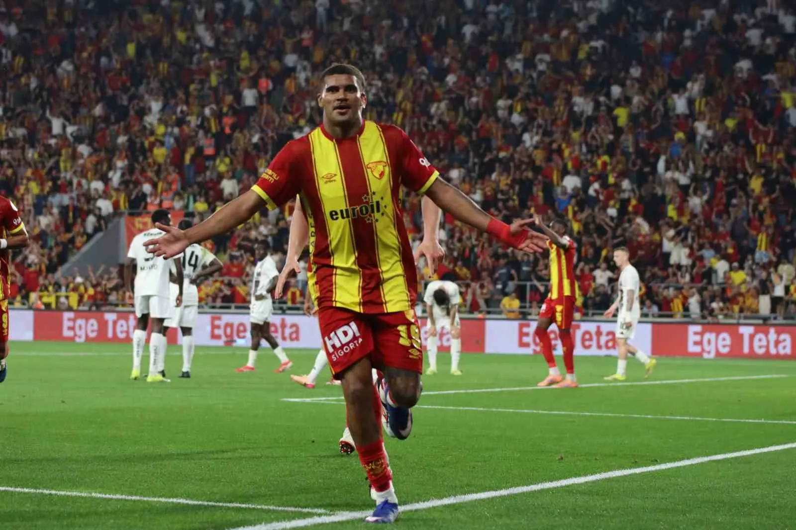 Göztepe'de forvet hattında yaprak dökümü: Jeh, Sırbistan'a gidiyor