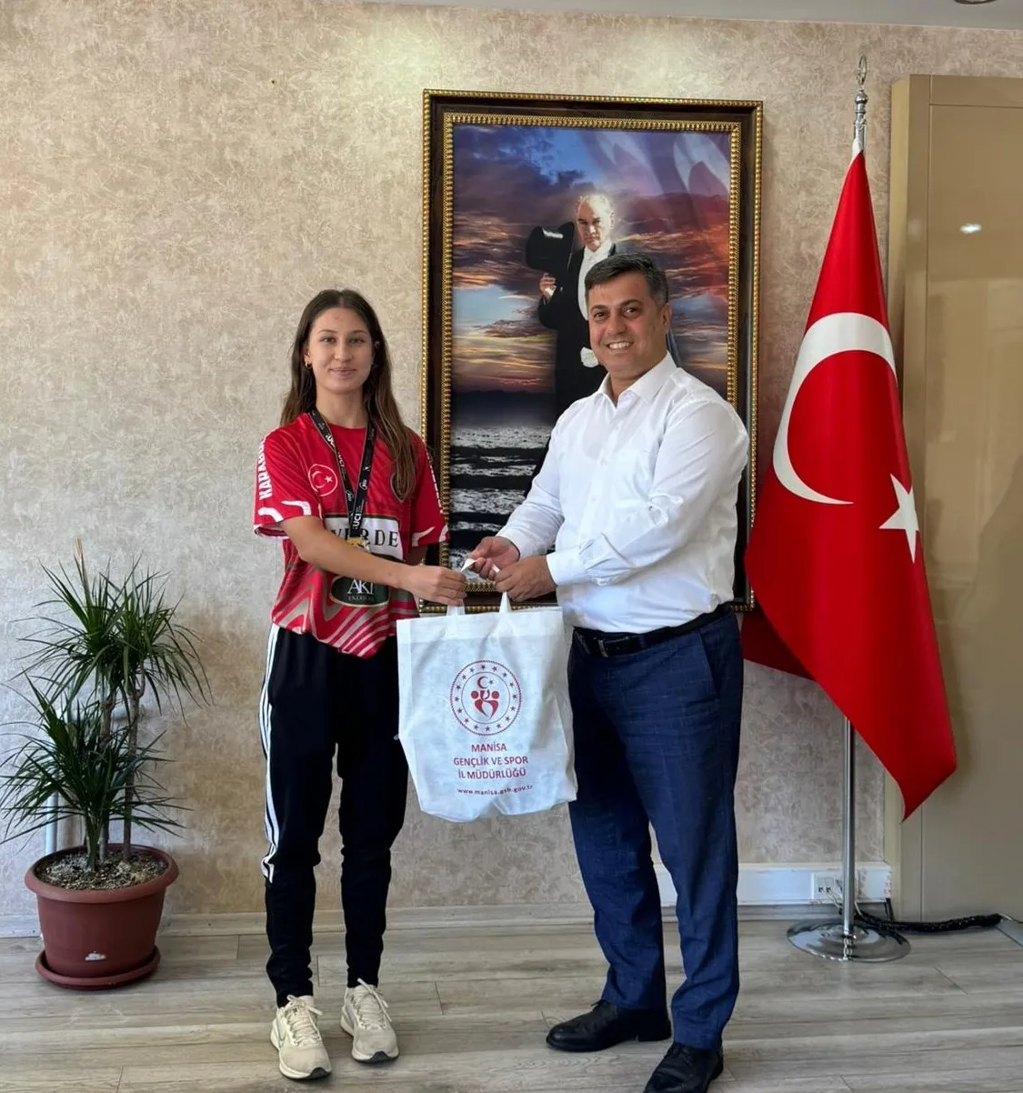 Kaza onu durduramadı: Balkan ikincisi Nazife Tuncel’e Manisa’dan onur ödülü