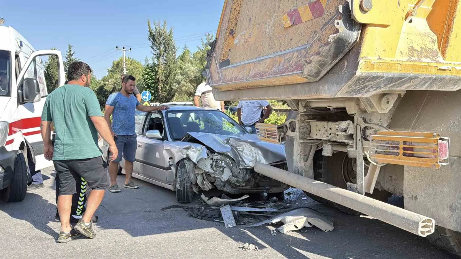 Menteşe'de trafik kabusu: Genç sürücü kamyona çarparak ağır hasar aldı