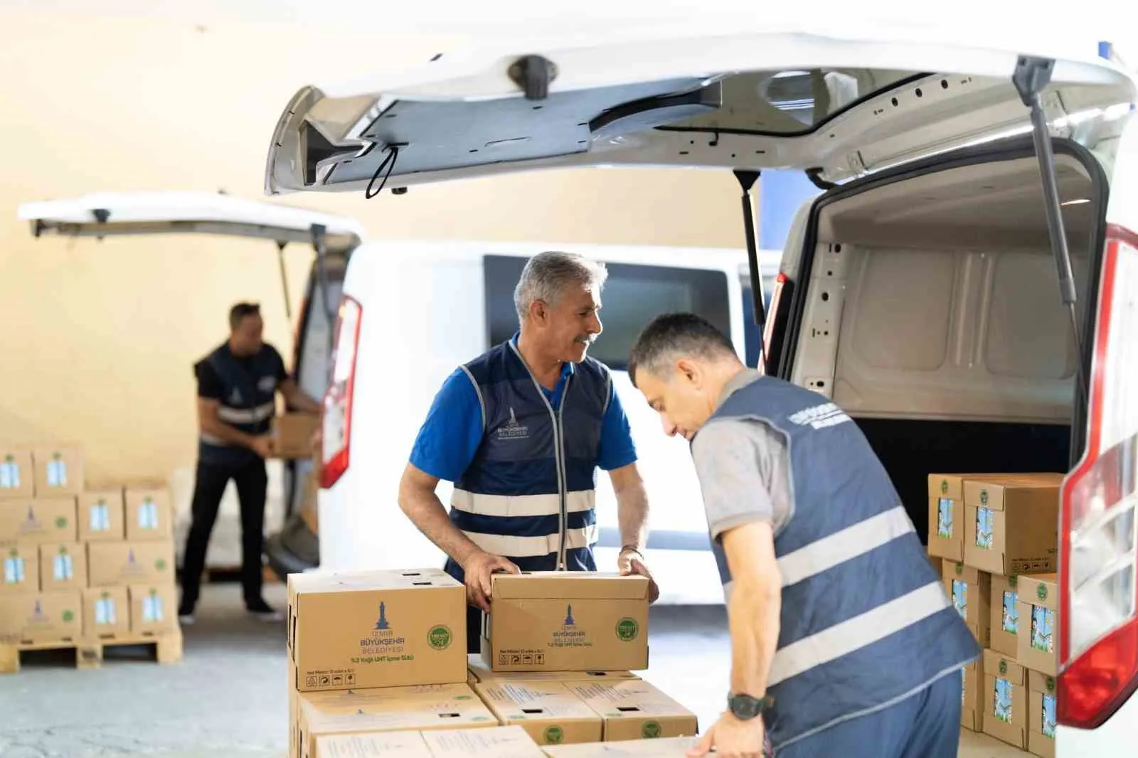 İzmir’de süt bereketi: Miniklerin sağlıklı büyümesi için kapılar çalınıyor