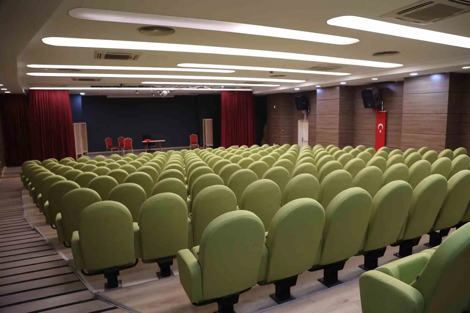 Efeler'de sanatın yeni adresi kapılarını açıyor: Muzaffer İzgü Salonu yenilendi