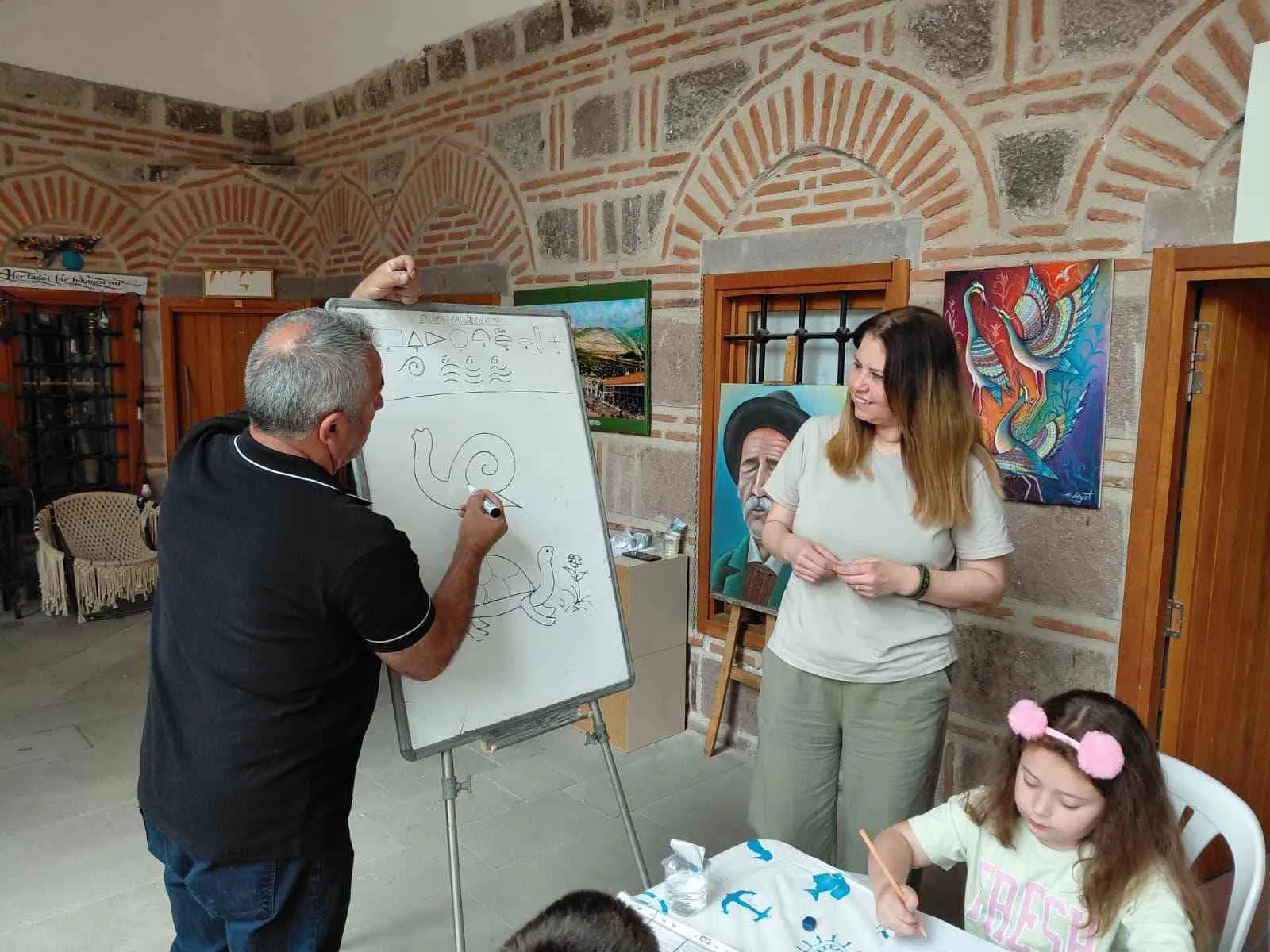 Fırçalar tarihi duvarlarda hayat buluyor: Kurşunlu Han’da sanat rüzgarı