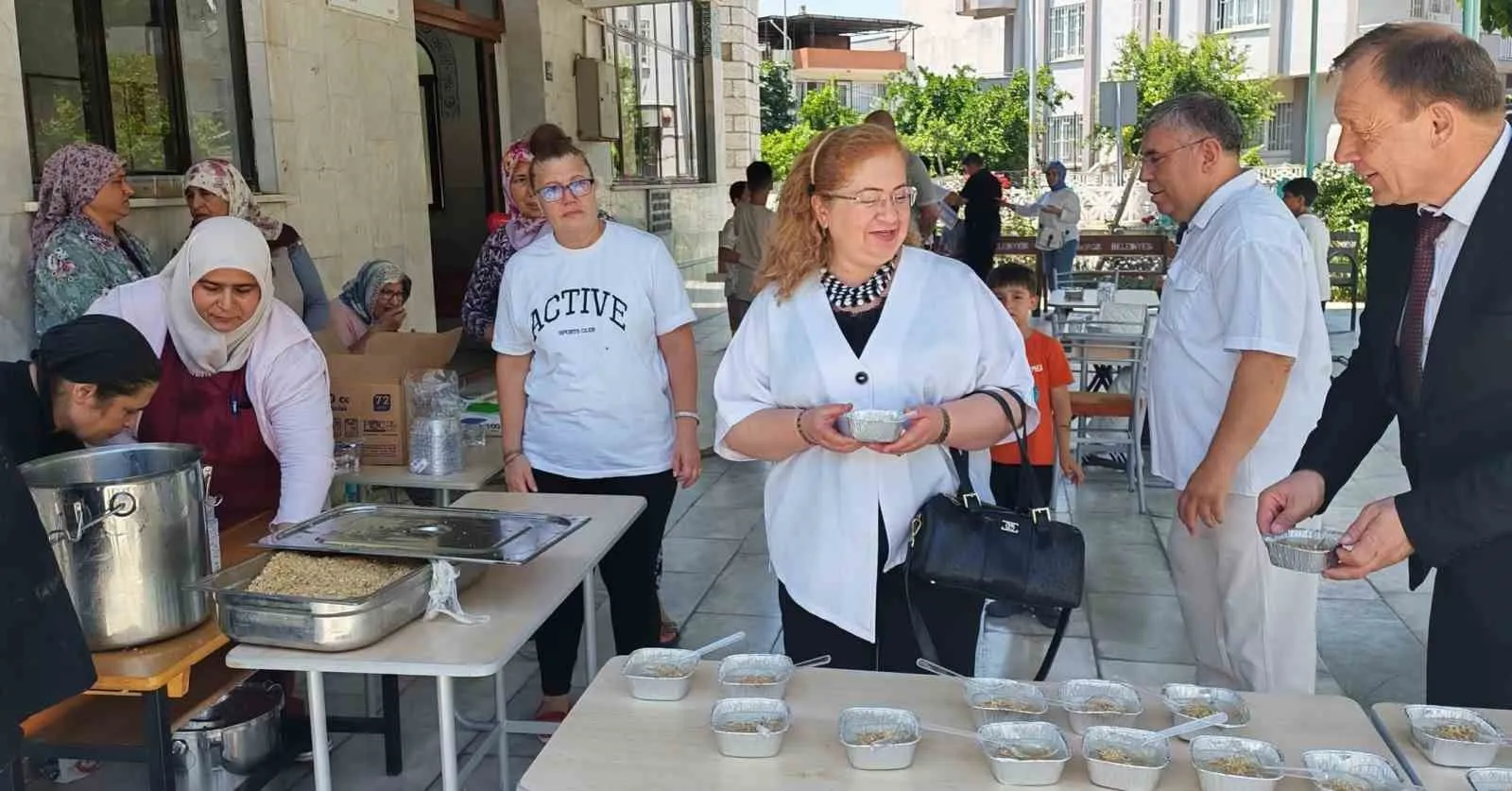 Germencik’te aşure bereketi: Kaymakam Doğru mahalleliyle kucaklaştı