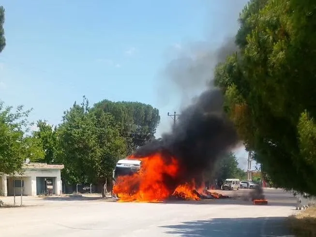 Denizli'de dehşet anları: Seyir halindeki tır alevlere teslim oldu