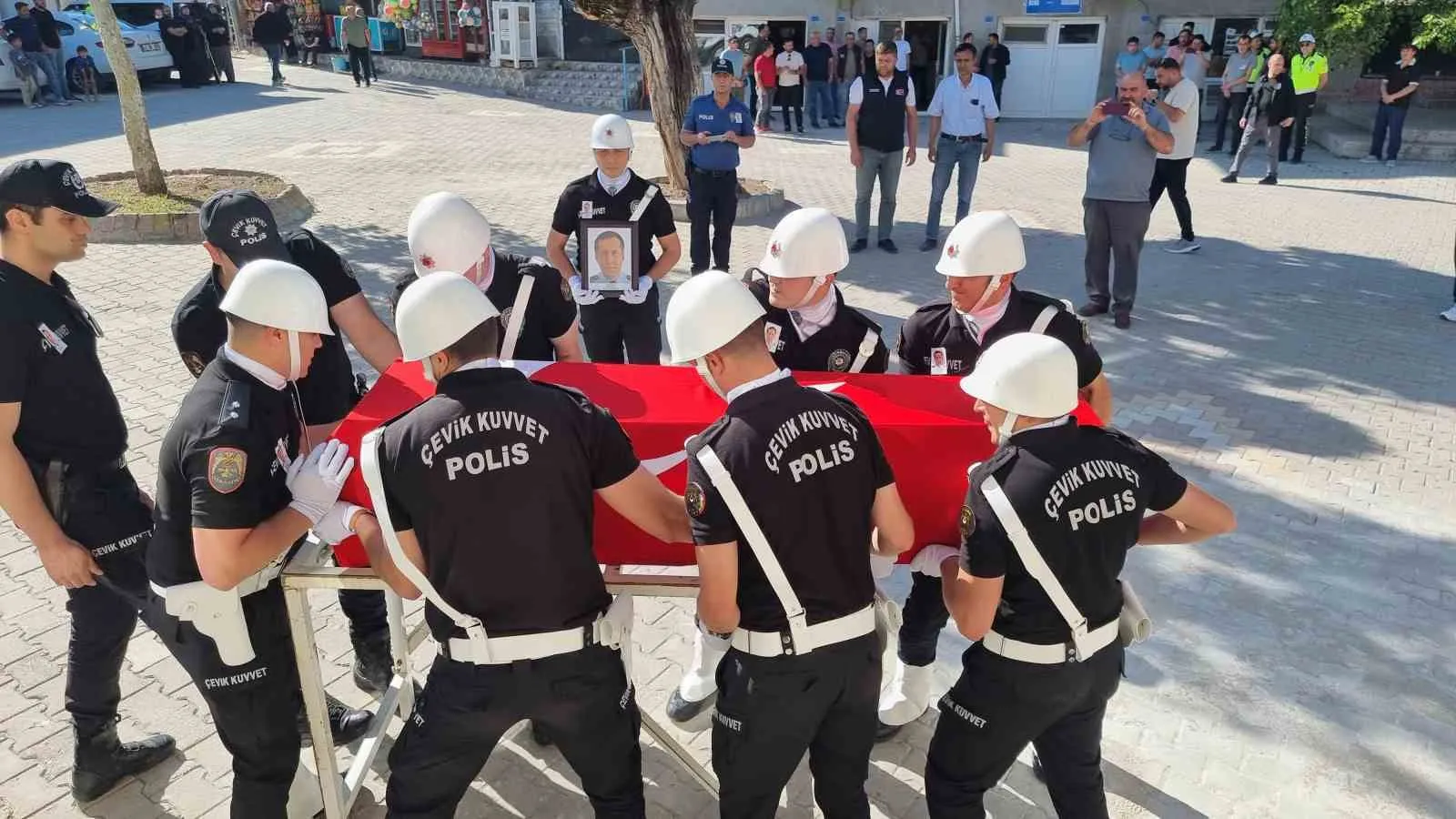 Emniyet teşkilatını yasa boğan veda: Görev başında kalp krizine yenik düştü