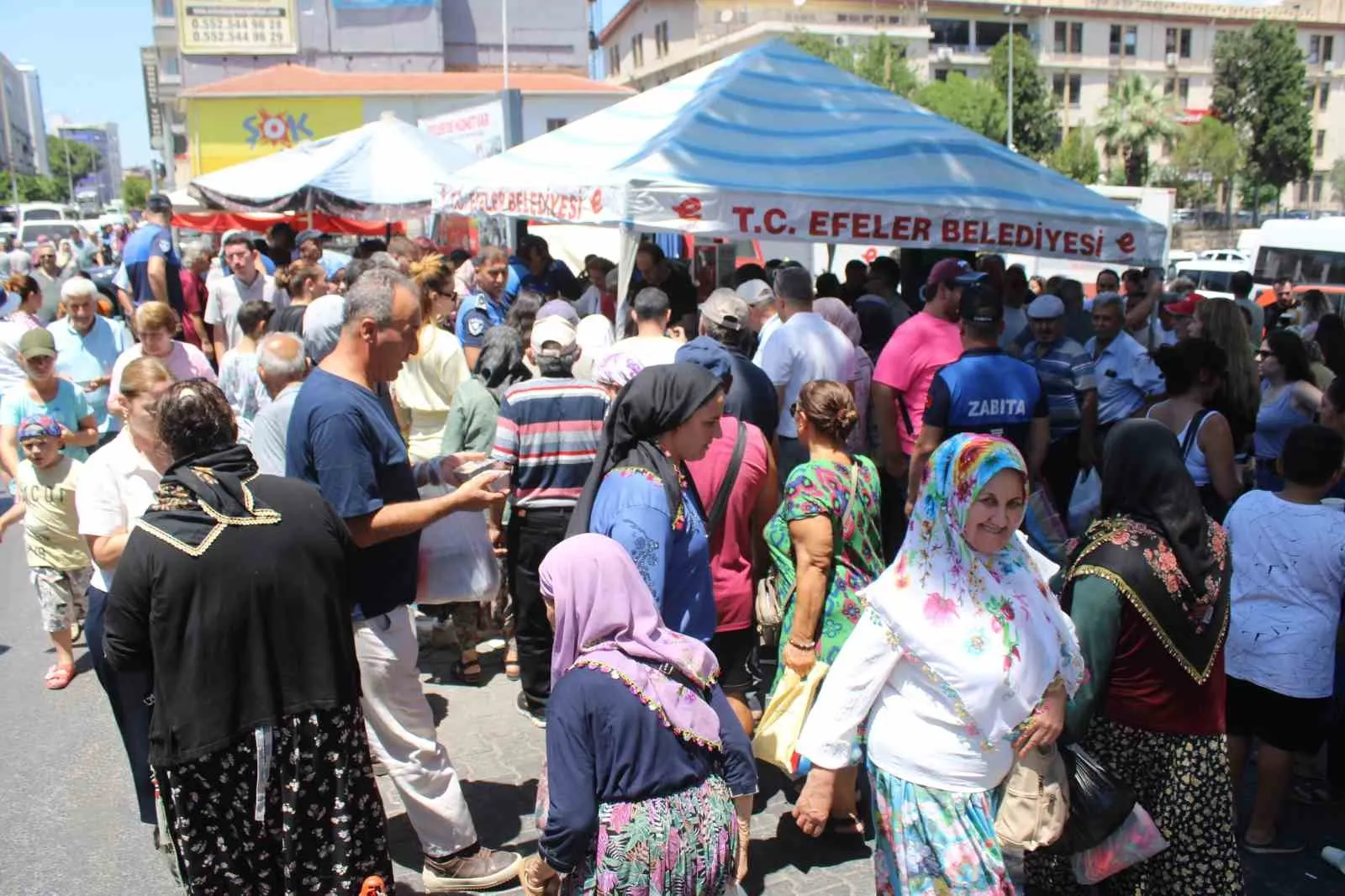 Efeler'de Muharrem bereketi: 3 bin kişilik aşure ikramı meydanları doldurdu