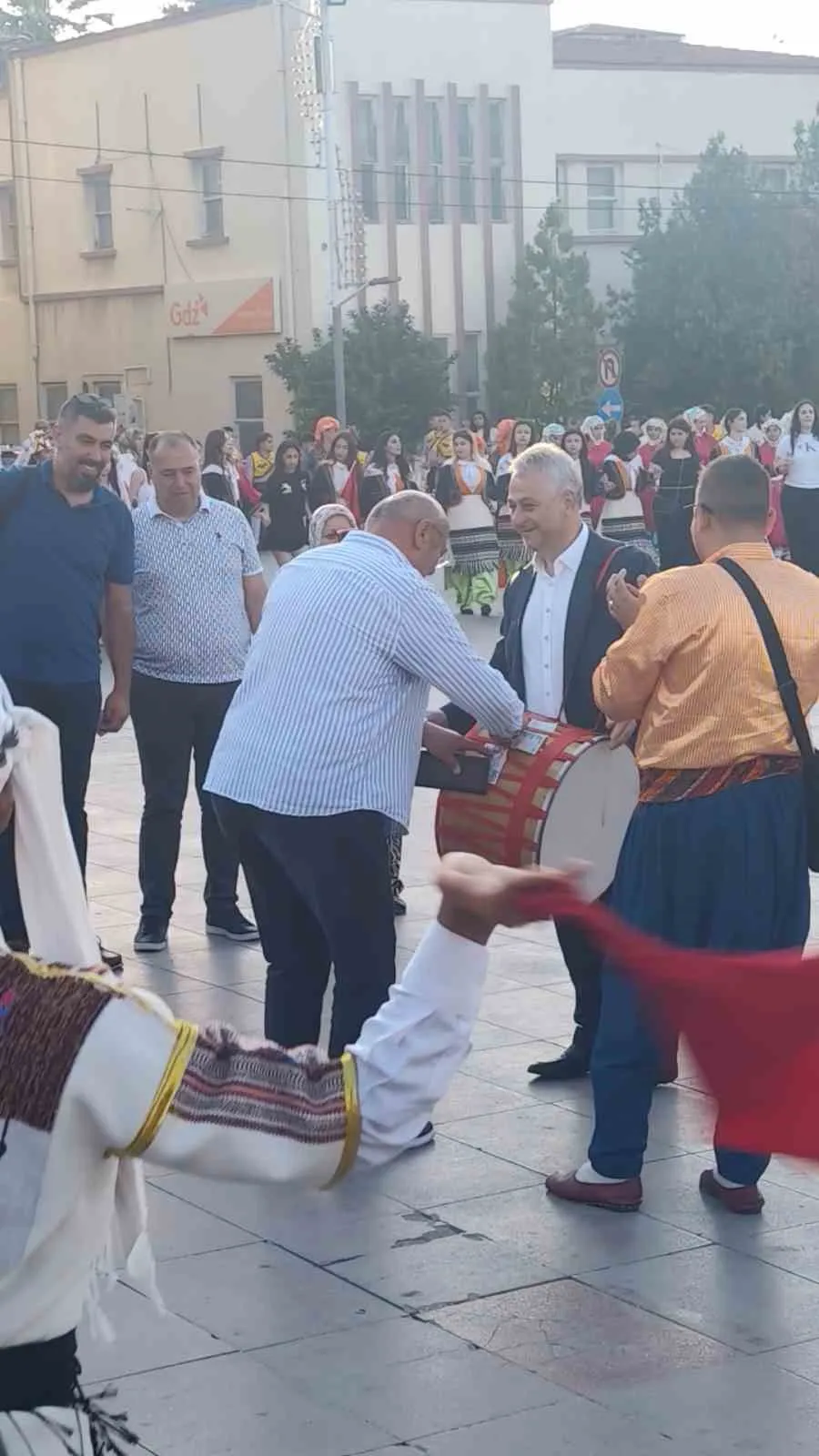 Manisa'da geleneksel coşku: Federasyon başkanı davulun başına geçti