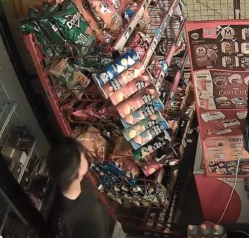 Kuşadası’nda şoke eden gece mesaisi: Marketten çaldıklarıyla birbirlerini tebrik ettiler