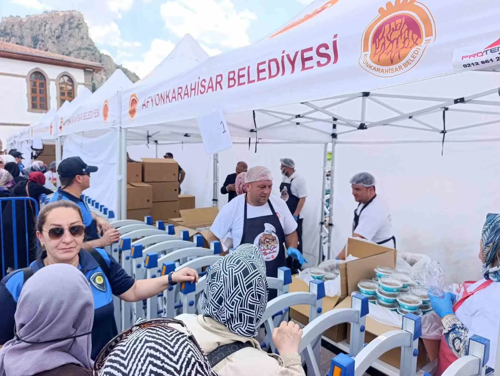 Afyonkarahisar’da 500 yıllık manevi miras: 50 bin kap aşure dualarla ikram edildi