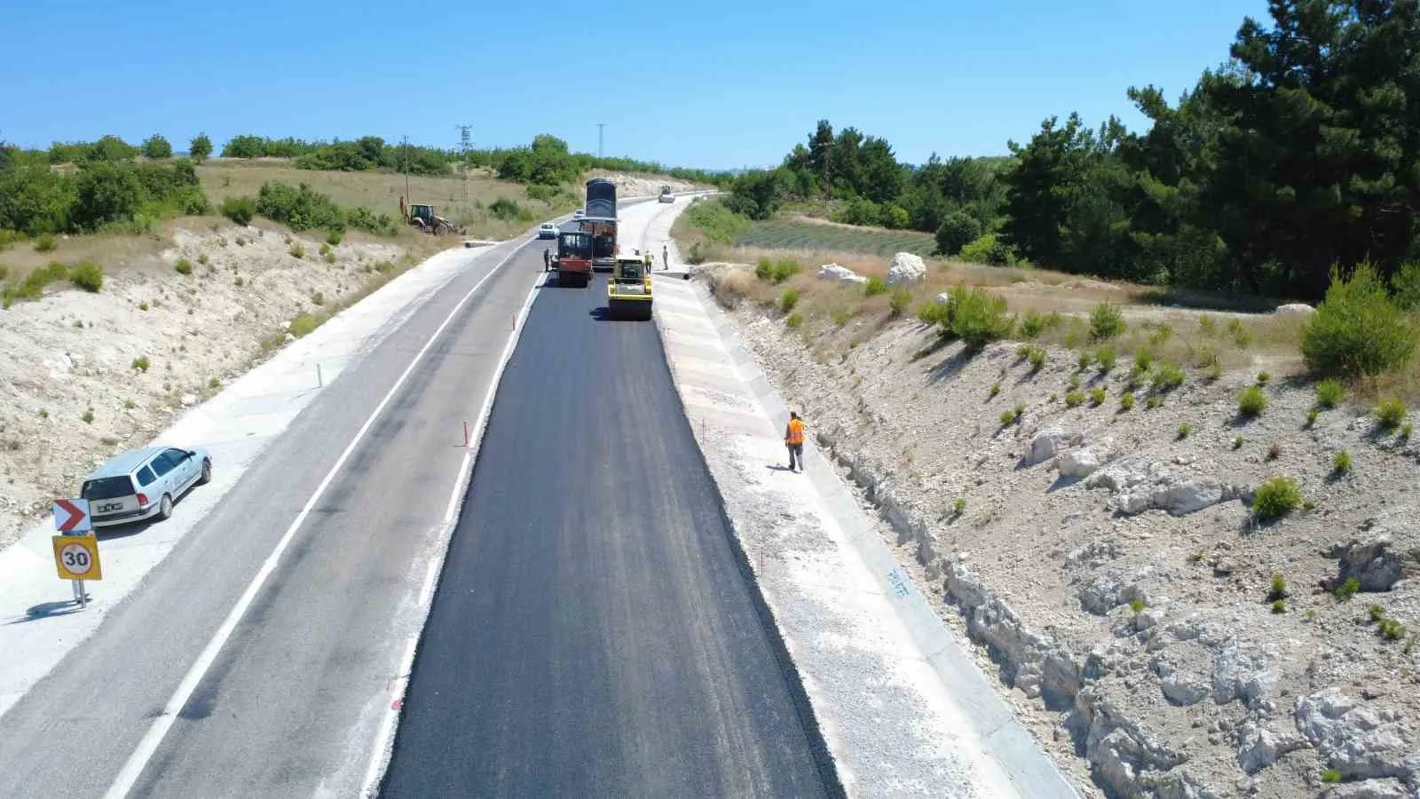 Demirci’de yollar yenileniyor: İki kritik güzergahta hummalı çalışma