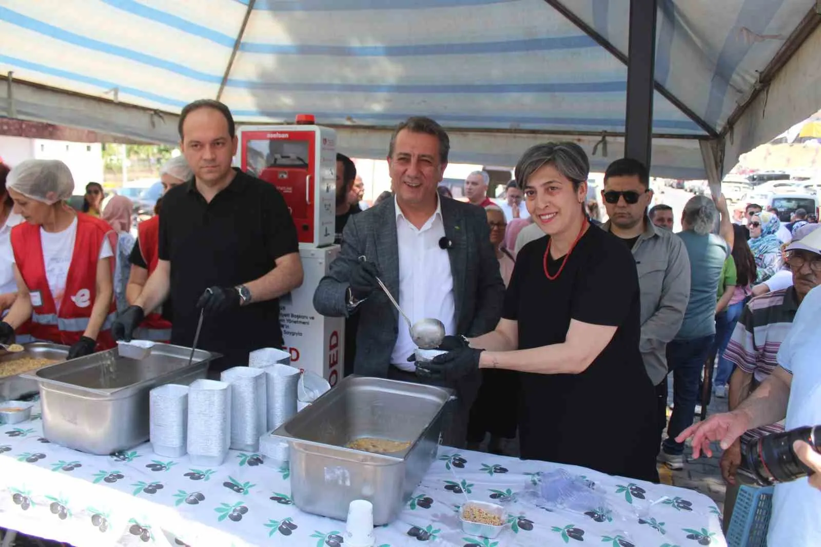 Efeler'de Muharrem bereketi: 3 bin kişilik aşure ikramı meydanları doldurdu