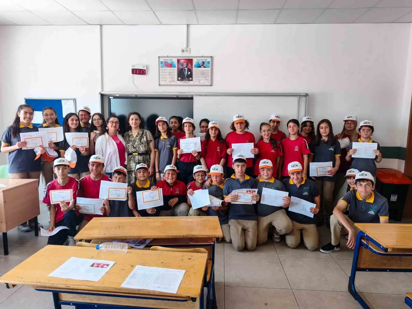 Denizli ve Şırnak arasında kardeşlik rüzgarı: Karne gününde şapka sürprizi