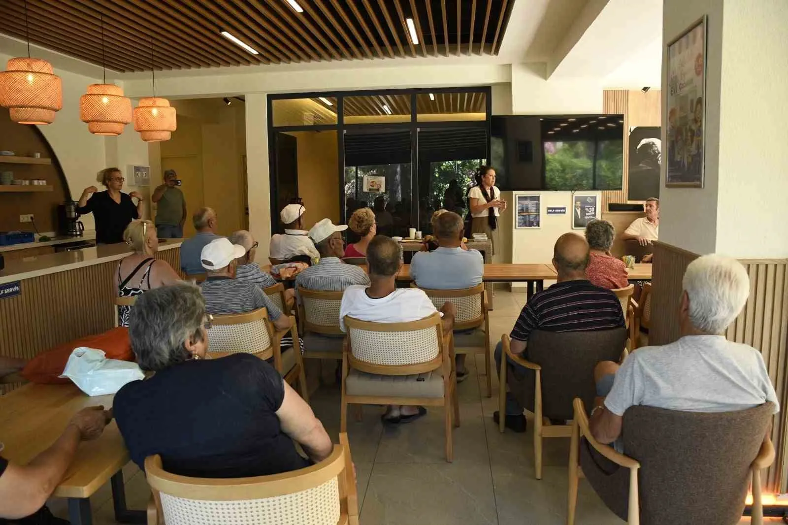 İleri yaşta zinde kalmanın formülü Kuşadası’nda masaya yatırıldı