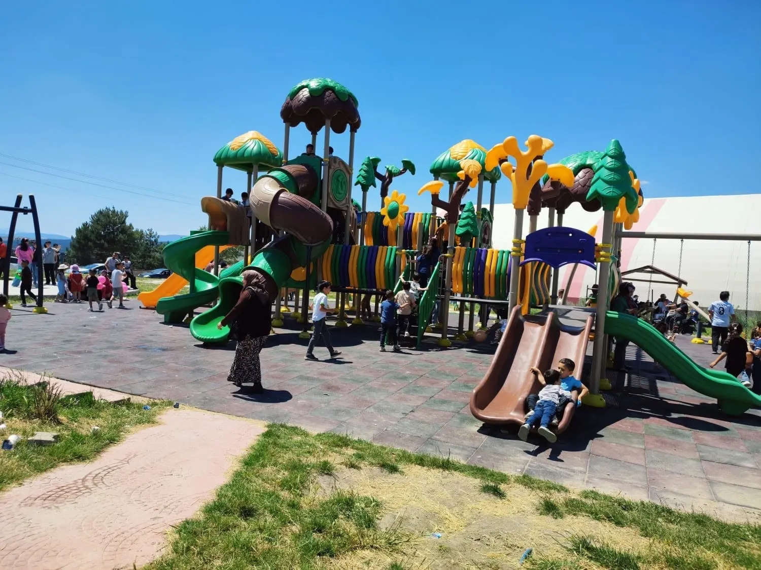 Altıntaş’ta çocukların neşesi parklara taştı: Bir günlüğüne masal dünyasına yolculuk
