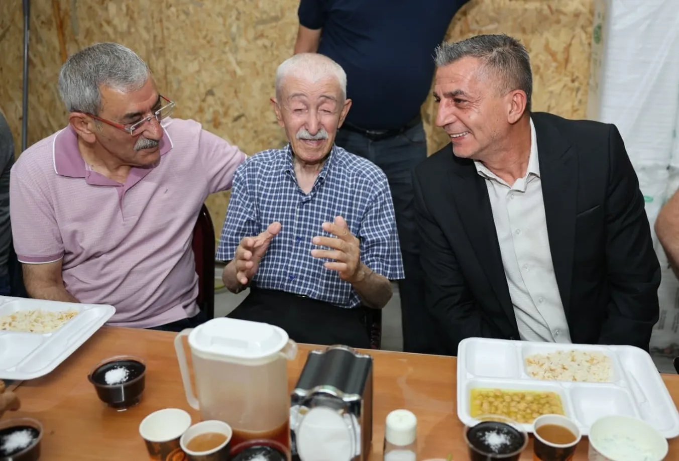 Şehzadeler’de gönül sofrası: Başkan Şimşek Muharrem lokmasını paylaştı