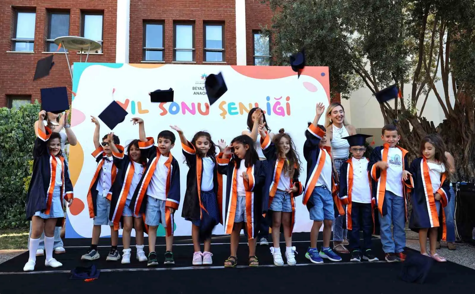 Minik Ekonomililer için büyük gün: Beyaz Köşk'te mezuniyet şöleni