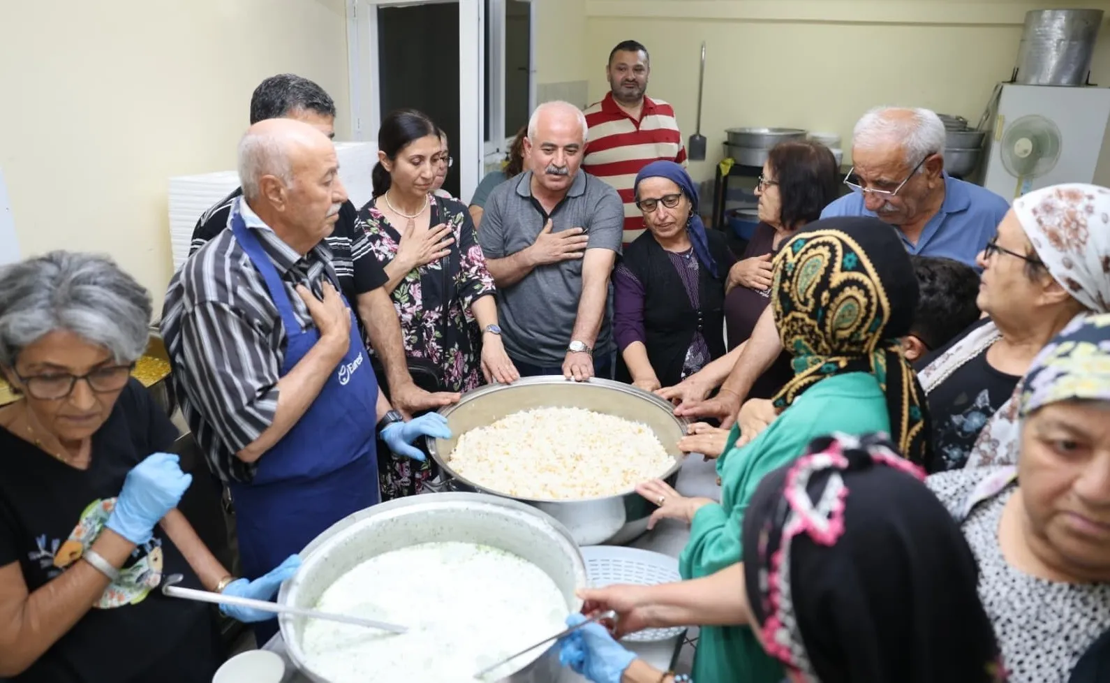 Şehzadeler’de gönül sofrası: Başkan Şimşek Muharrem lokmasını paylaştı