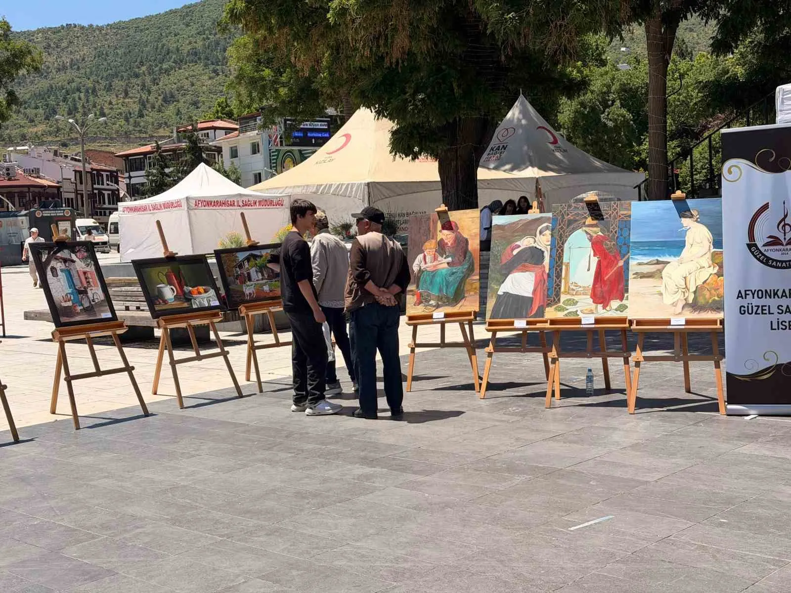Afyonkarahisar'ın meydanında sanat rüzgarı: Genç yetenekler hünerlerini sergiledi