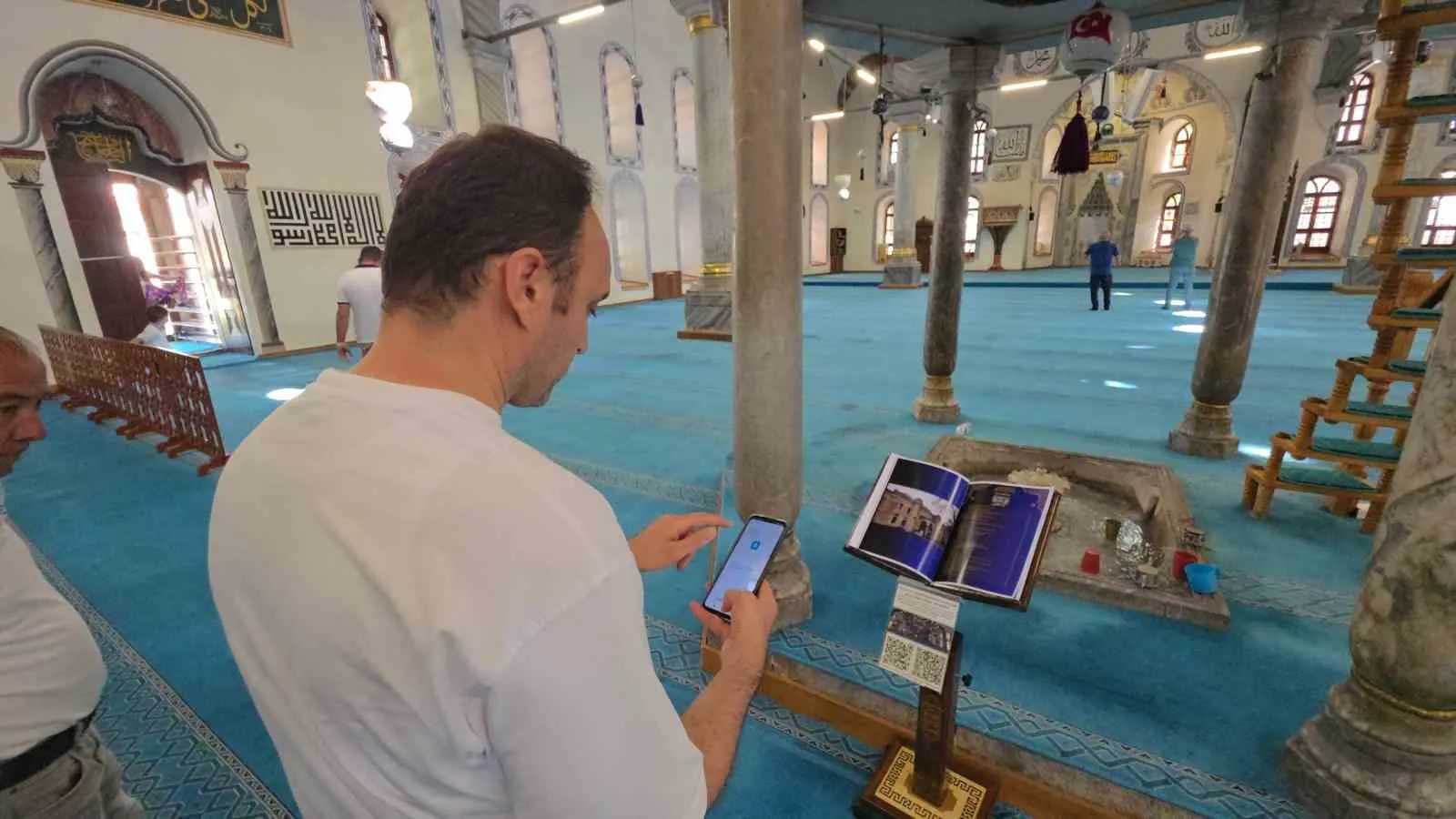 Kütahya Ulu Camii’nde dijital devrim: Hat sanatının incelikleri cep telefonuna taşındı