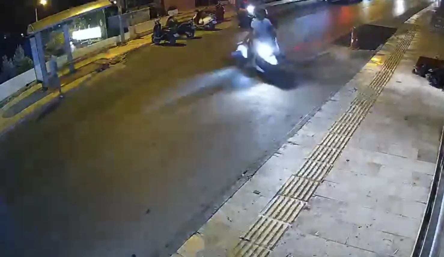 Bodrum'da motosiklet kazası kamerada: İki sürücü hastanelik oldu