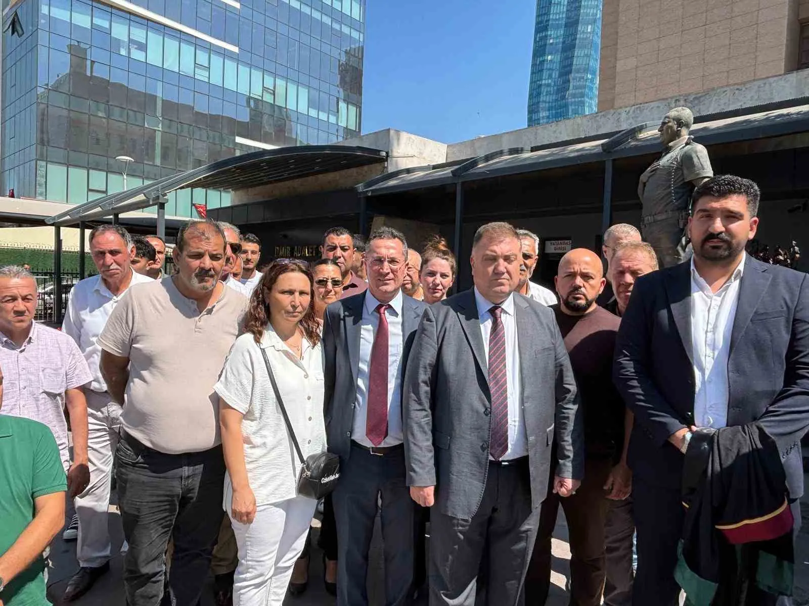 Taksici cinayetinde mahkeme salonunda gergin anlar: "Cesedi çöp gibi yola attı"