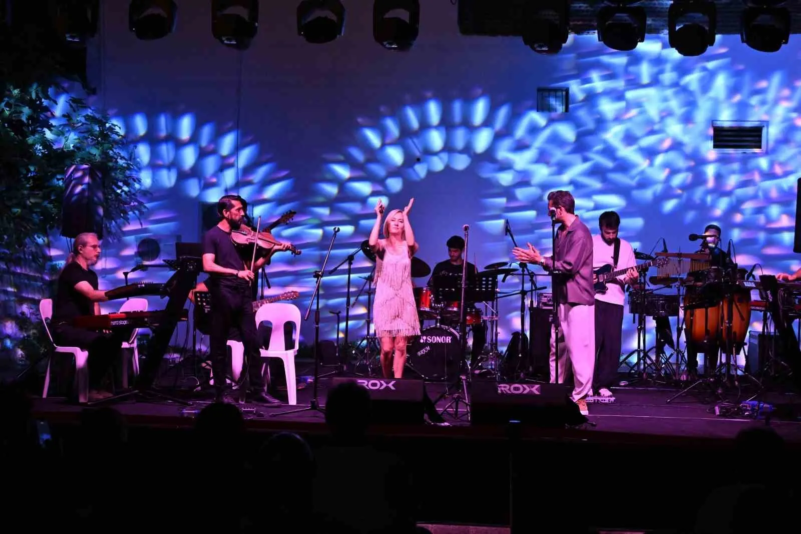 Manisa'nın tarihi mekanında müzik ziyafeti: Yeni Han pop şarkılarıyla yankılandı
