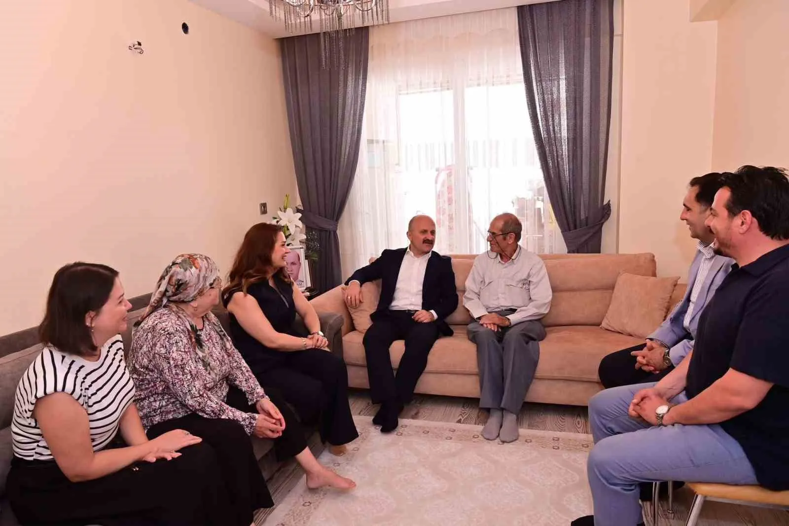 Vali Varol’dan anlamlı ziyaret: Şehit babası ve huzurevi sakinleri unutulmadı